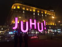 Die JUHU-Leuchtbuchstaben vor der Oper.